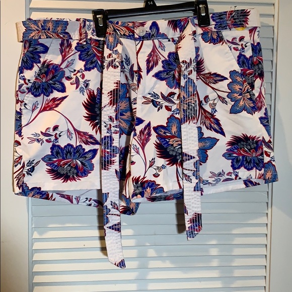 Liz Claiborne Pants - NWT Liz Claiborne classic tie belt shorts